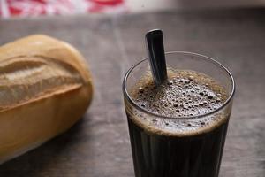 café preto tradicional brasileiro com pão francês foto