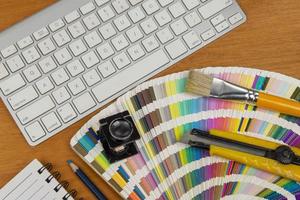 escala de cores com caneta e lupa e um notebook foto