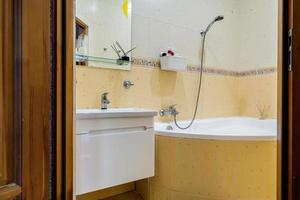 torneira de água de metal com pia e torneira para ligar e regular a água fria ou quente no banheiro caro. foto