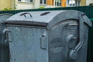 latas de lixo metálicas para coleta seletiva de lixo em uma área densamente povoada da cidade foto