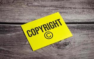 no adesivo amarelo a palavra de conceito de texto copyright foto