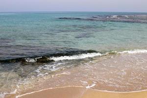 praia de areia no mar mediterrâneo no norte de israel. foto