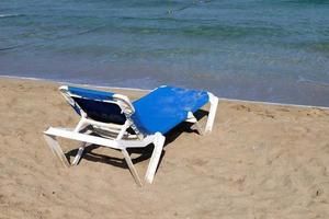 praia de areia no mar mediterrâneo no norte de israel. foto