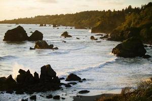 vista de paisagem de praia tranquila ao pôr do sol foto