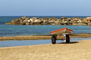 praia de areia no mar mediterrâneo no norte de israel. foto