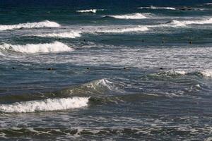 praia de areia no mar mediterrâneo no norte de israel. foto