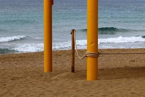 praia de areia no mar mediterrâneo no norte de israel. foto