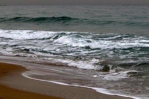 praia de areia no mar mediterrâneo no norte de israel. foto