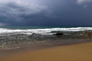 praia de areia no mar mediterrâneo no norte de israel. foto