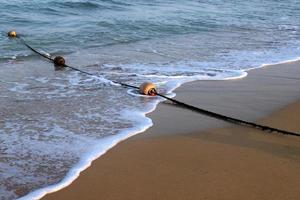 praia de areia no mar mediterrâneo no norte de israel. foto