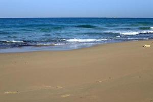 praia de areia no mar mediterrâneo no norte de israel. foto