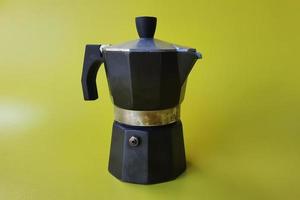 máquina de café expresso moka pot em fundo amarelo foto