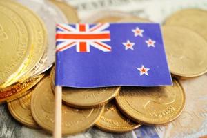 pilha de moedas de dinheiro com bandeira da nova zelândia, conceito de banca de finanças foto