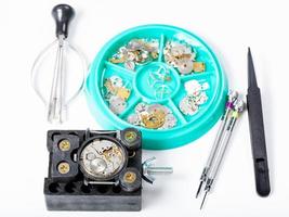 ferramentas e peças de reposição para reparar relógio foto