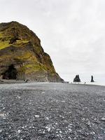 caverna halsanefshellir no monte reynisfjall na praia foto