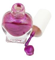garrafa e esmalte violeta derramado isolado foto