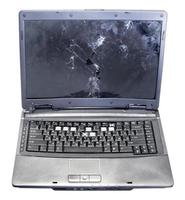 vista frontal do velho laptop quebrado isolado foto
