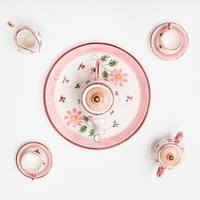 chá de porcelana rosa em fundo de papel branco foto