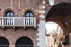 arco no palazzo del podesta na piazza dei signori foto