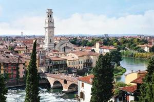 vista da cidade de verona do castel san pietro foto