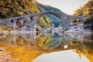 no outono perto da velha ponte de pedra perto de ardino, bulgária foto