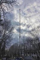 guindaste em um canteiro de obras contra o pano de fundo de céu nublado foto