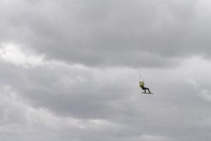 homem kitesurf na holanda foto