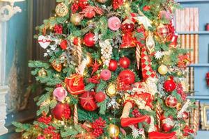 Natal clássico ano novo decorado quarto interior árvore de ano novo com enfeites de prata e vermelho