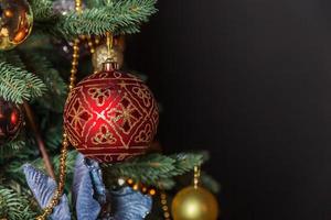 árvore de ano novo decorada de natal clássica com bola e brinquedo de decorações de ornamento dourado foto