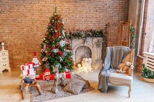 natal clássico ano novo decorado sala interior ano novo árvore e lareira foto