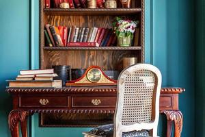 interior clássico de luxo da biblioteca em casa. sala de estar com estante, livros, mesa e cadeira. decoração clean e moderna com móveis elegantes. educação leia o conceito de sabedoria de estudo. foto