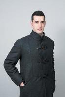 retrato de um jovem elegante e elegante com casaco de lã foto