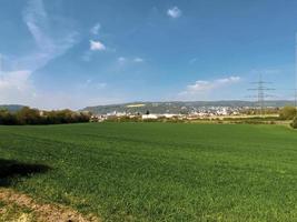 espaço aberto na cidade. campos bem cuidados com linhas de energia foto