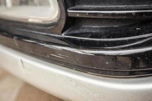 pára-choques do carro riscado danos na pintura foto