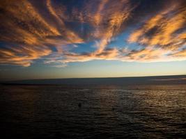 sul da austrália nuvens deslumbrantes pôr do sol no mar. foto