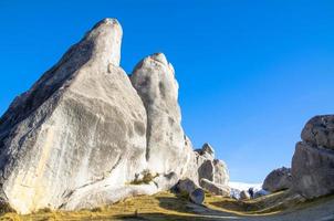 rochas gigantes na colina na nova zelândia com céu azul. foto