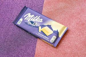 ternopil, ucrânia - 20 de junho de 2022 milka barra de chocolate branco. Milka é uma marca suíça de confeitaria de chocolate fabricada pela empresa Mondelez International foto