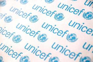 ternopil, ucrânia - 2 de maio de 2022 logotipo da unicef em papel. UNICEF é um programa das nações unidas que fornece assistência humanitária e de desenvolvimento para crianças e mães foto