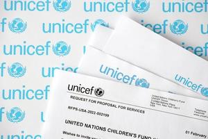 ternopil, ucrânia - 2 de maio de 2022, solicitação de proposta de serviços do unicef - programa das nações unidas que fornece assistência humanitária e de desenvolvimento para crianças foto