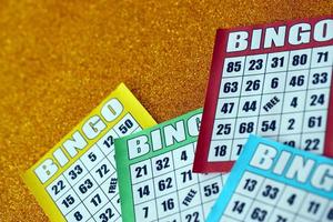 muitos tabuleiros de bingo coloridos ou cartas de baralho para ganhar fichas. clássico nós ou cartões de bingo canadenses de cinco a cinco em fundo brilhante foto