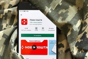 ternopil, ucrânia - 24 de abril de 2022 app nova poshta na tela do smartphone samsung na play store, serviço de entrega de suas encomendas na ucrânia foto