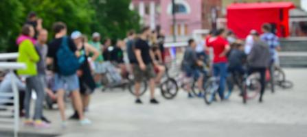 imagem desfocada de muitas pessoas com bicicletas bmx. encontro de fãs de esportes radicais foto