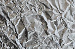 fina folha enrugada de fundo de folha de alumínio de estanho esmagado com superfície amassada brilhante para textura foto