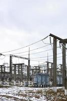 usina é uma estação de transformação. muitos cabos, postes e fios, transformadores. eletroenergia. foto