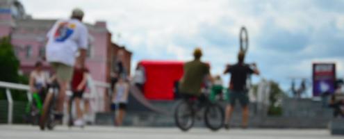 imagem desfocada de muitas pessoas com bicicletas bmx. encontro de fãs de esportes radicais foto