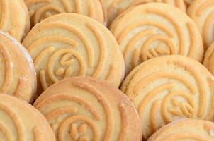 close-up de um grande número de biscoitos redondos com recheio de coco foto
