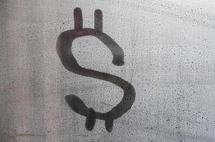o símbolo do dólar no vidro suado embaçado. imagem de fundo abstrato. nós conceito de dinheiro foto