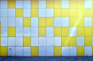 a textura da parede de metal, emoldurada na forma de quadrados coloridos de duas cores. design de parede moderno para o exterior de edifícios residenciais e de escritórios foto