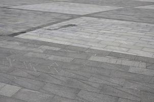 a textura de ladrilhos de granito de uma variedade de plataformas quadradas sob luz solar intensa foto