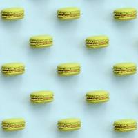 macaron de bolo de sobremesa verde ou macaroon na vista superior de fundo azul pastel na moda. composição de padrão de postura plana foto